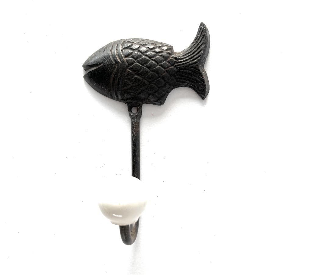 Appendino decorativo a forma di pesce in bronzo invecchiato con pomello in ceramica bianca