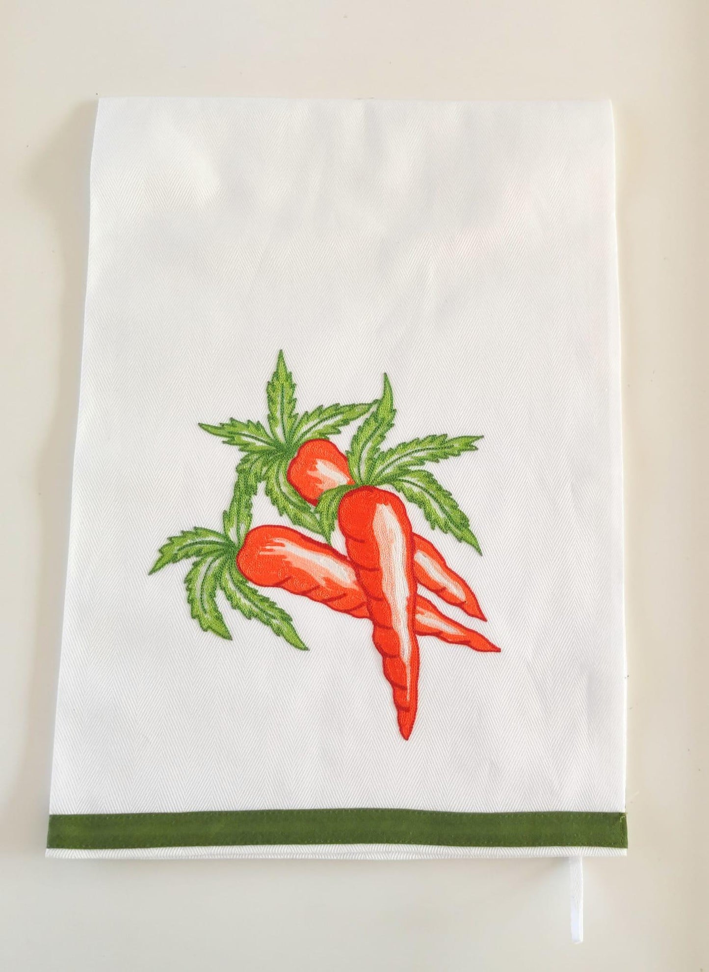 Burazzo ricamato a mano con carote e foglie su cotone bianco con bordo verde, Made in Italy
