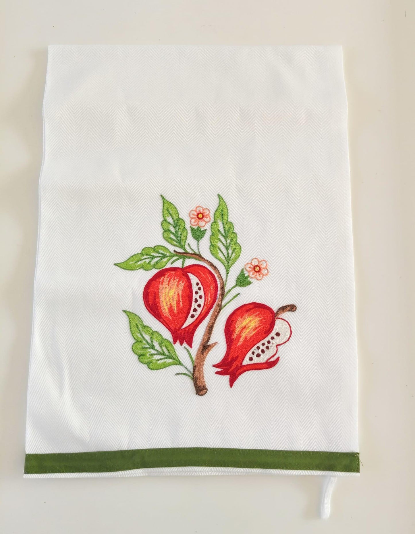 Burazzo ricamato a mano con melograni e ramo fiorito su cotone bianco con bordo verde, Made in Italy