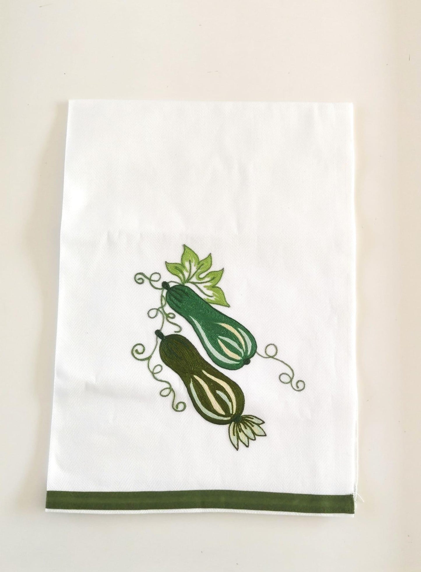 Burazzo ricamato con zucchine su cotone bianco con bordo verde ,Made in Italy