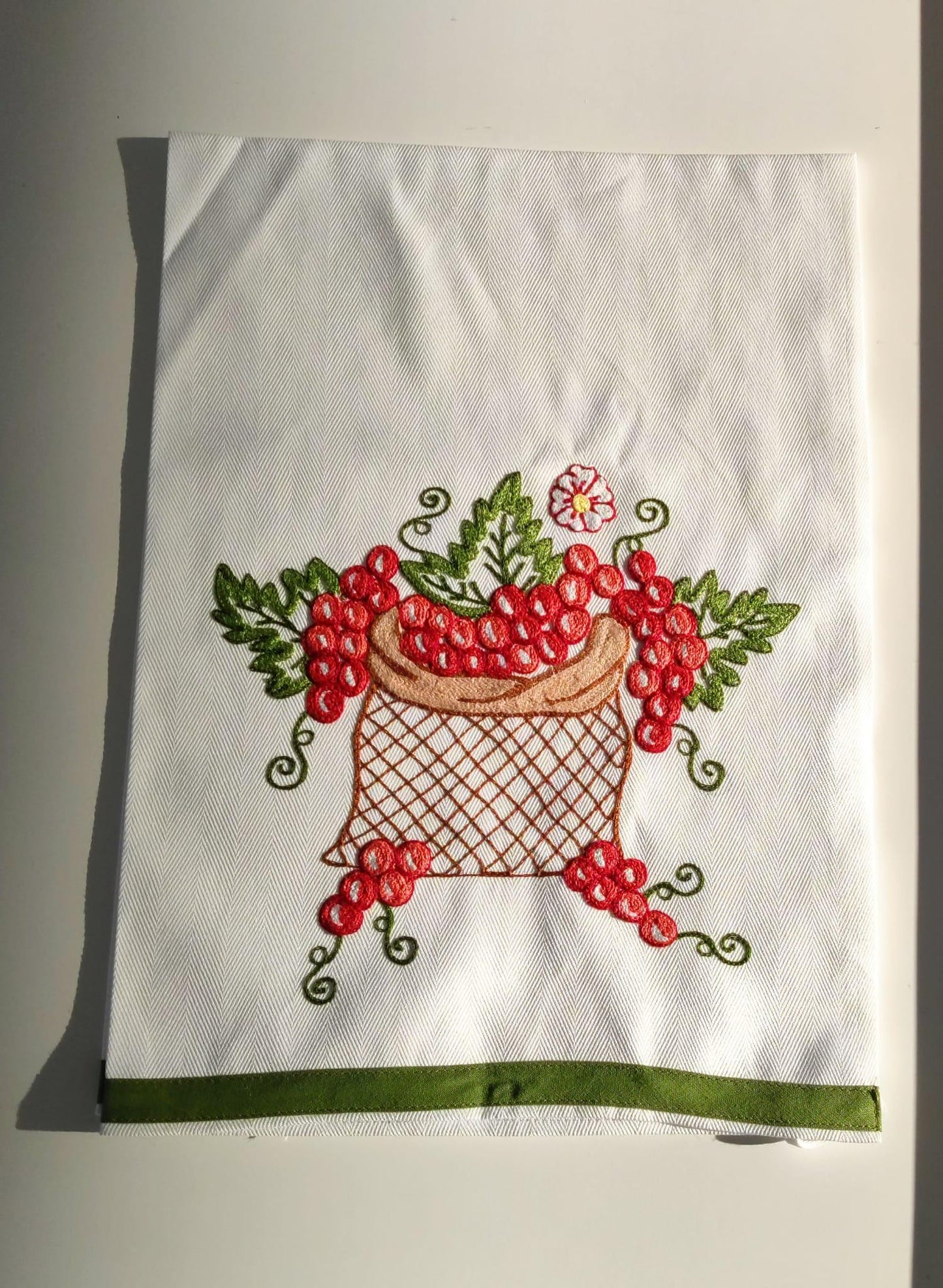 Burazzo ricamato a mano con grappolo d’uva e foglia di vite con bordo verde Made in Italy