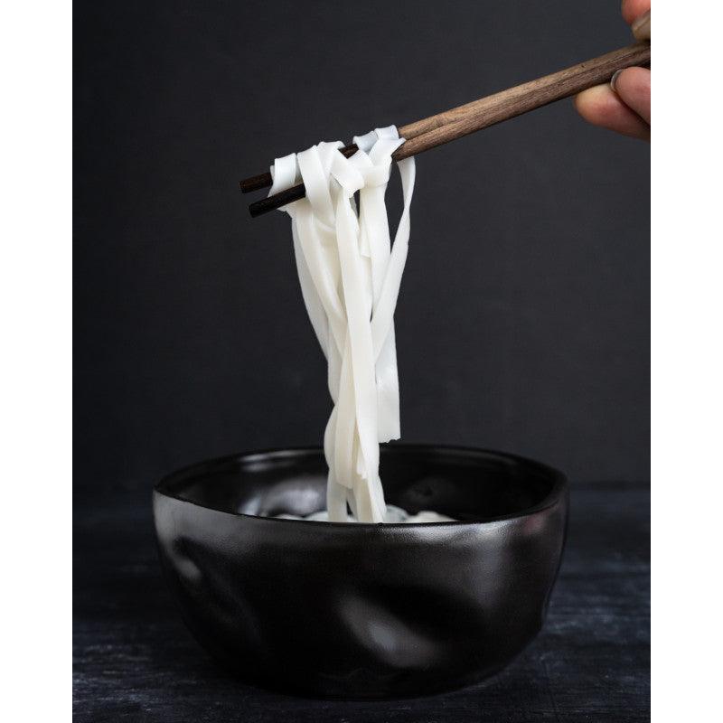Bolo in terracotta nero opaco con noodles Dutch Deluxes con profilo ondulato, fatto a mano
