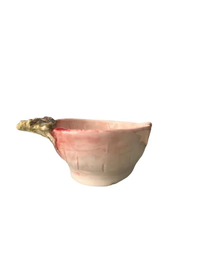 Vista laterale del bolo artigianale in ceramica a forma di ravanello Virginia Casa