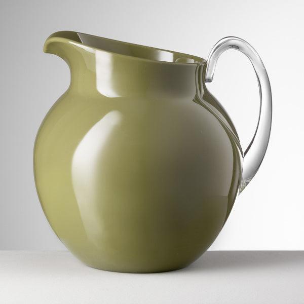 Brocca Pallina verde oliva con manico trasparente in cristallo acrilico di Mario Luca Giusti dal design arrotondato e moderno