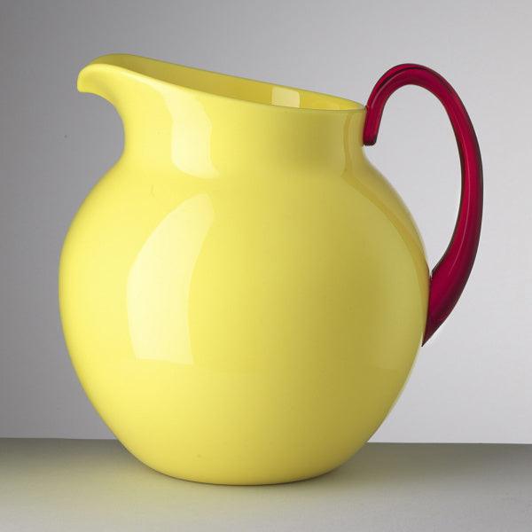 Brocca Pallina giallo con manico rosso in cristallo acrilico di Mario Luca Giusti dal design arrotondato e moderno