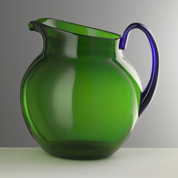 Brocca Pallina verde con manico blu in cristallo acrilico di Mario Luca Giusti dal design arrotondato e moderno