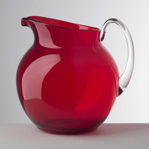 Brocca Pallina rossa con manico trasparente in cristallo acrilico di Mario Luca Giusti dal design arrotondato e moderno