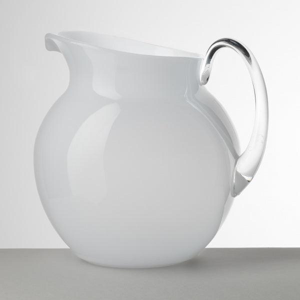 Brocca Pallina bianca con manico trasparente in cristallo acrilico di Mario Luca Giusti dal design arrotondato e moderno