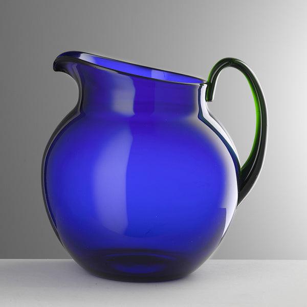 Brocca Pallina blu con manico verde in cristallo acrilico di Mario Luca Giusti dal design arrotondato e moderno