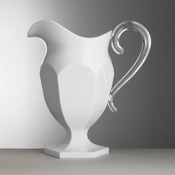 Brocca in cristallo sintetico bianco con manico trasparente firmata Mario Luca Giusti - design italiano elegante
