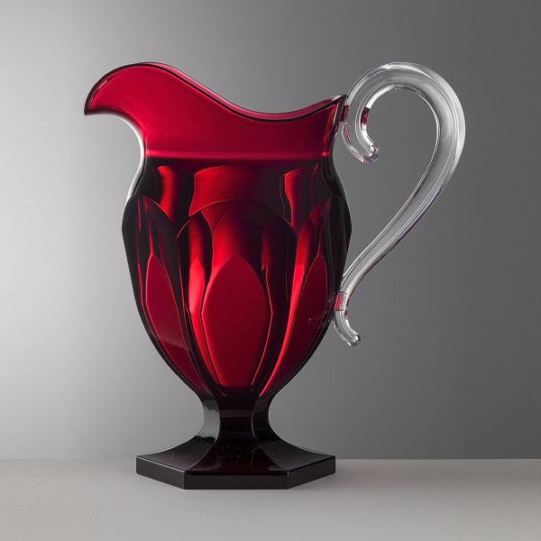 Brocca in cristallo sintetico rosso rubino con manico trasparente firmata Mario Luca Giusti - design italiano elegante