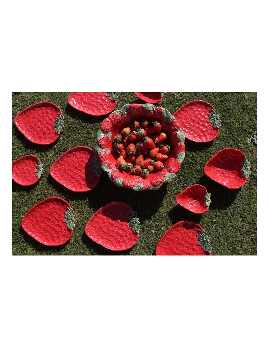 Servizio tavola Virginia Casa linea Fragola: centrotavola, piatti e coppette in ceramica artigianale italiana, hand made in Italy.