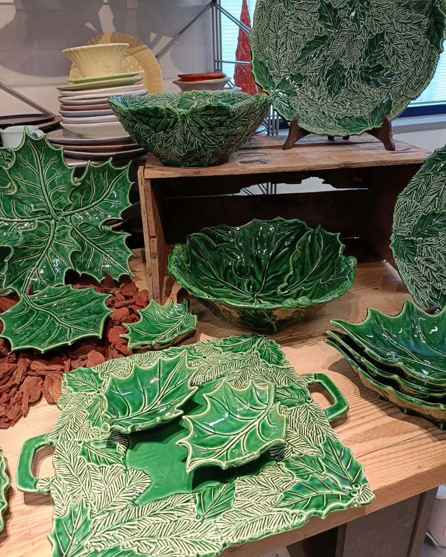 Collezione Virginia Casa Natale: assortimento di piatti, ciotole, coppette e vassoi in ceramica verde decorati con aghi e agrifoglio