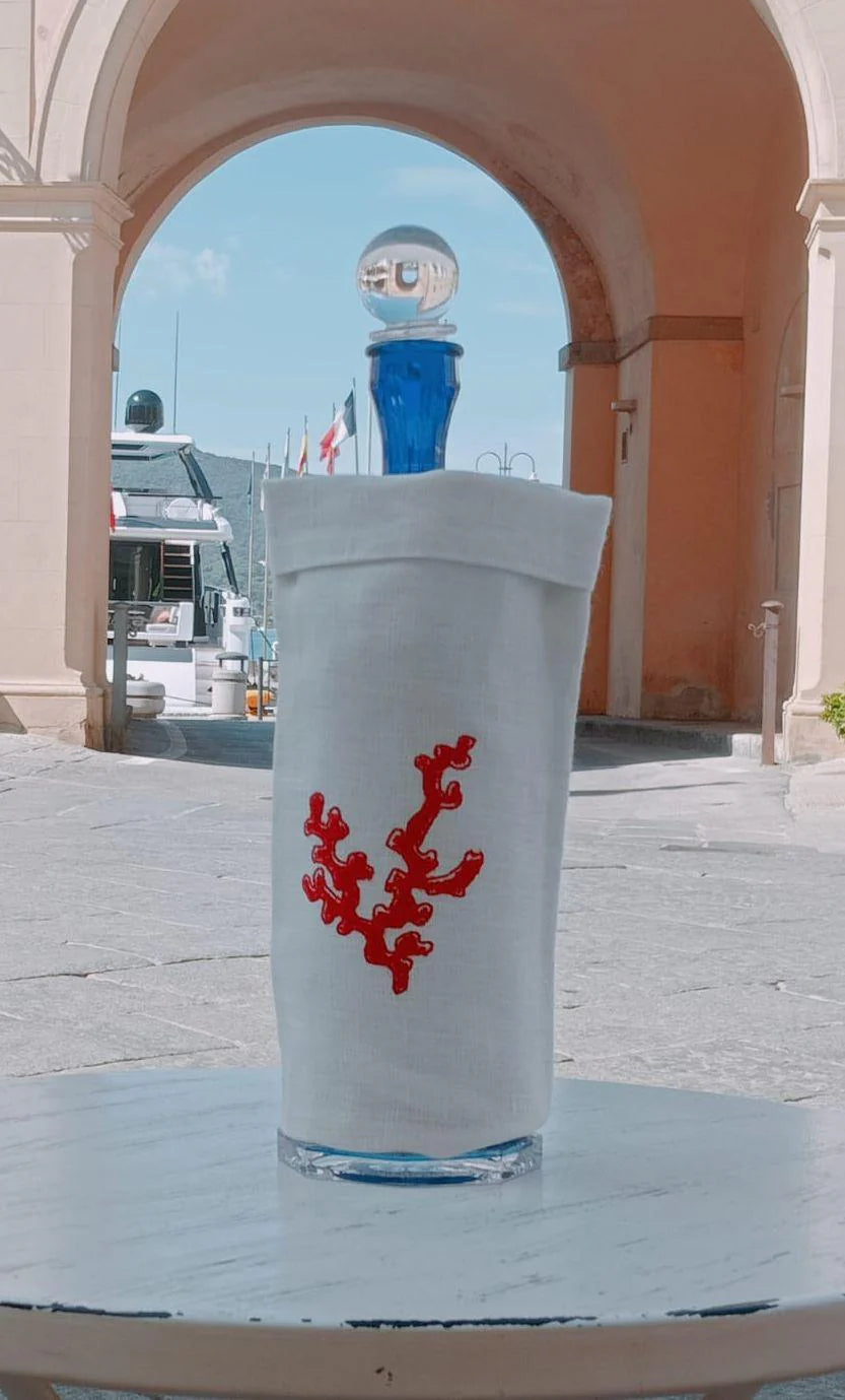 copri bottiglia in lino bianco con ricamo corallo rosso artigianale italiano