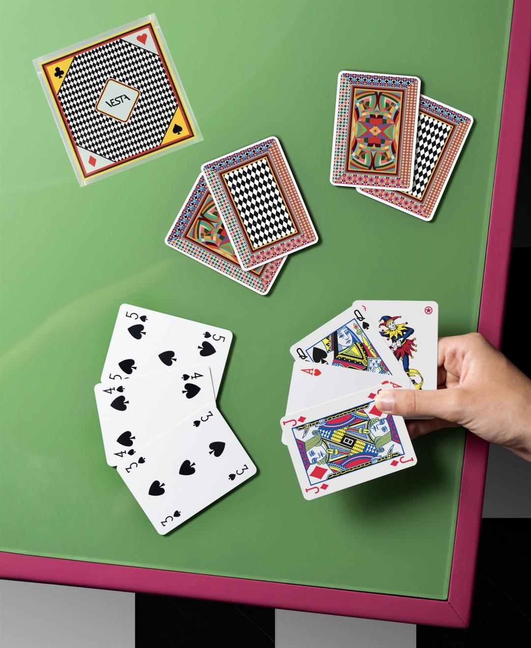 Portacarte Vesta in cristallo acrilico trasparente con carte da gioco colorate, made in Italy