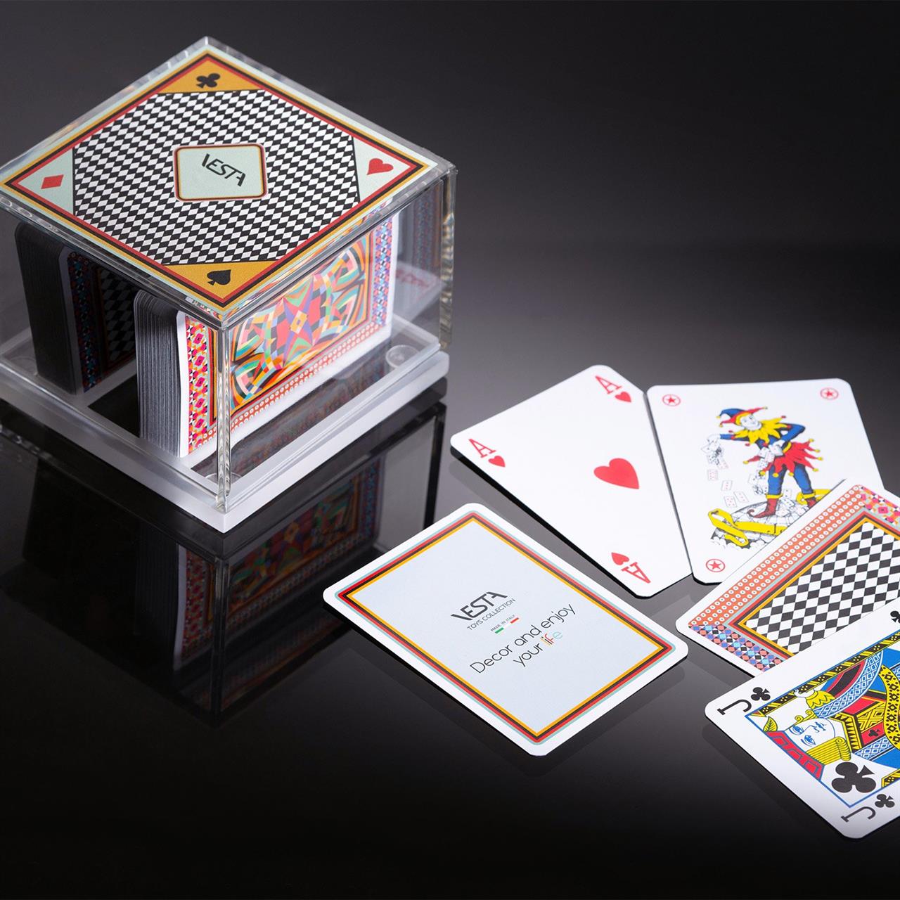 Portacarte Vesta in cristallo acrilico trasparente con carte da gioco colorate, made in Italy
