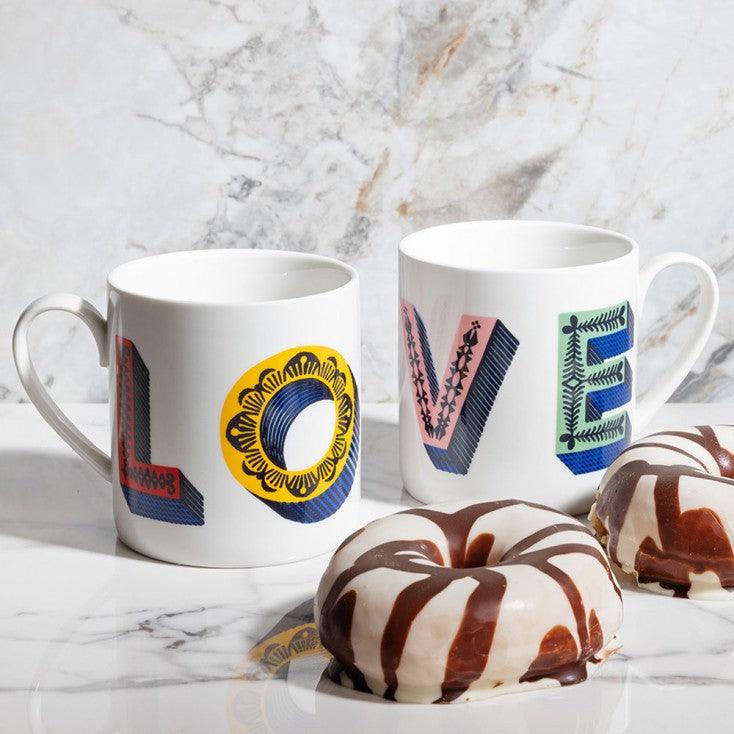 Due tazze Asta Jamida in ceramica con scritta LOVE, accostate per formare la parola completa.