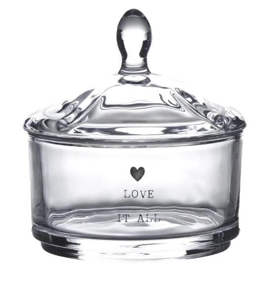 Scatolina in ceramica bianca Clayre & Eef con scritta "Love it all" in nero.