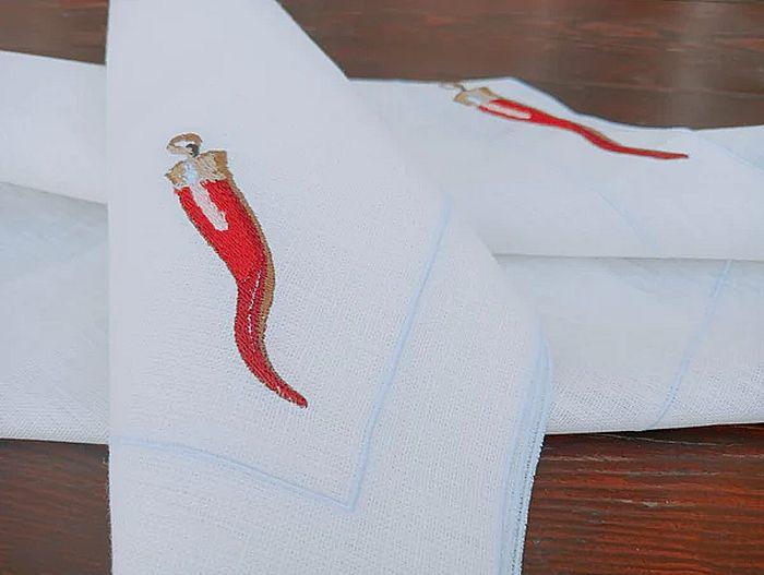 set americano e tovagliolo in lino cerato con ricamo corno portafortuna rosso, artigianato italiano impermeabile e antimacchia, particolare ricamo