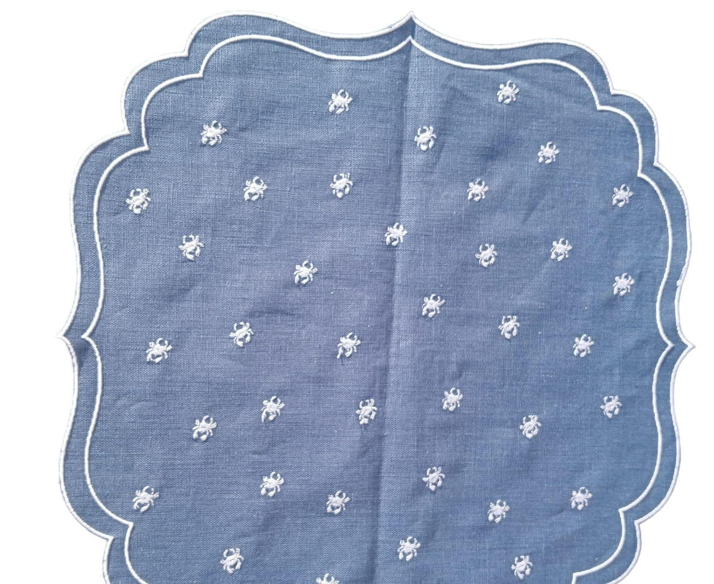 Tovaglietta americana in lino cerato blu con granchi ricamati bianchi