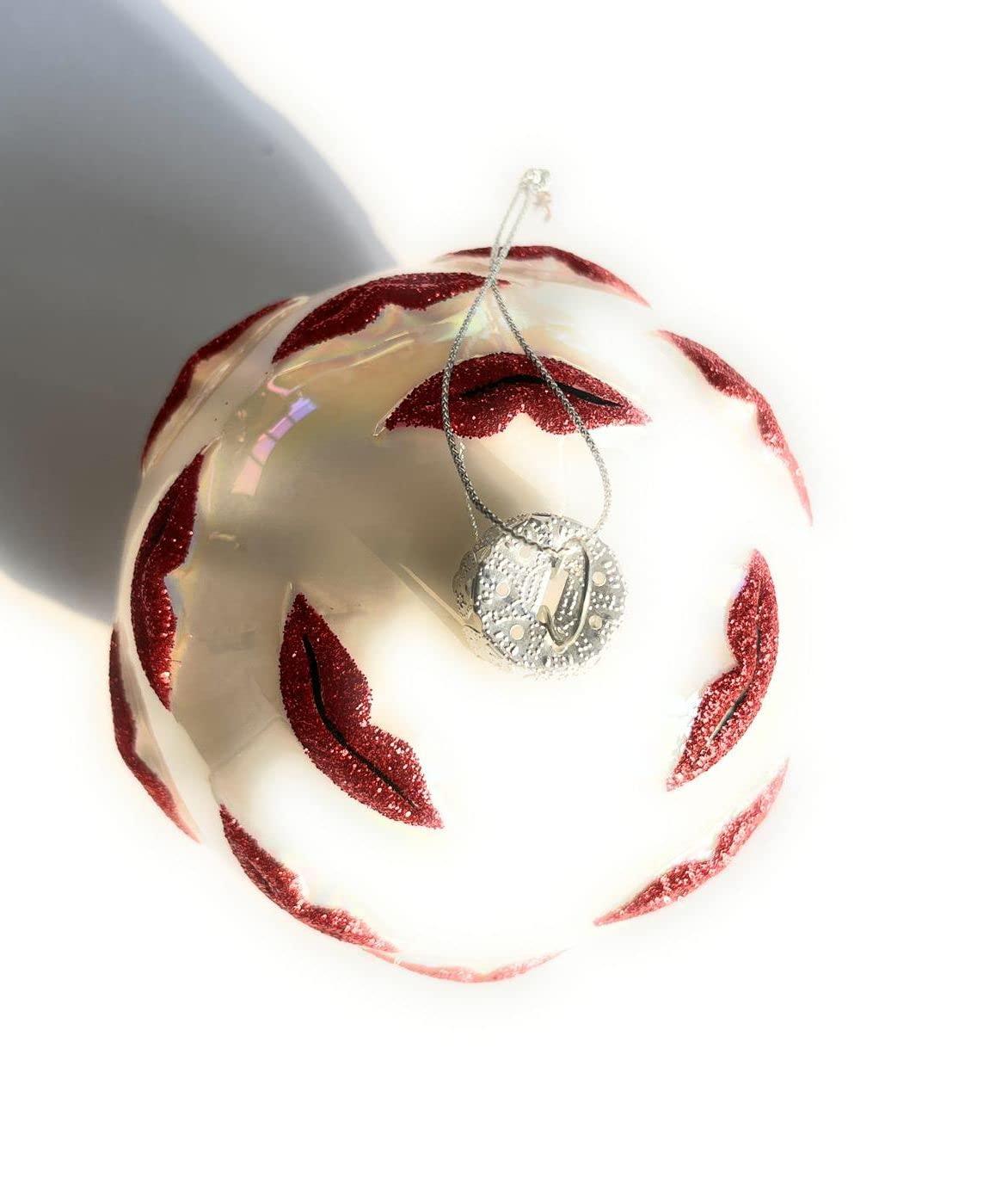Palla natalizia in vetro plastica e resina con labbra glitter rosse, addobbo pop e ironico per albero di Natale originale vista dall'alto