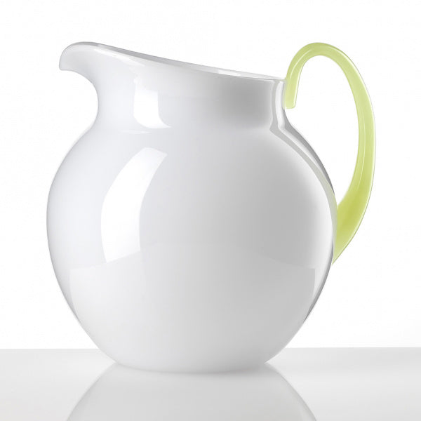 Brocca Pallina bianco opalino con manico fosforescente in cristallo acrilico di Mario Luca Giusti dal design arrotondato e moderno