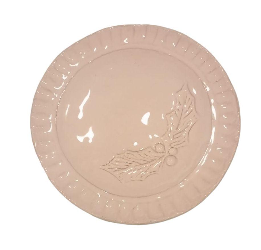 Piatto da dessert in ceramica rosa Virginia Casa con decoro in rilievo di agrifoglio. Eleganza artigianale per la tavola natalizia.