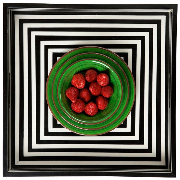 Set piatti verdi Saint Tropez di Mario Luca Giusti in melamina effetto pennellato: piatto fondo, piatto piano e piatto frutta coordinati visti dall'alto con fragole al centro