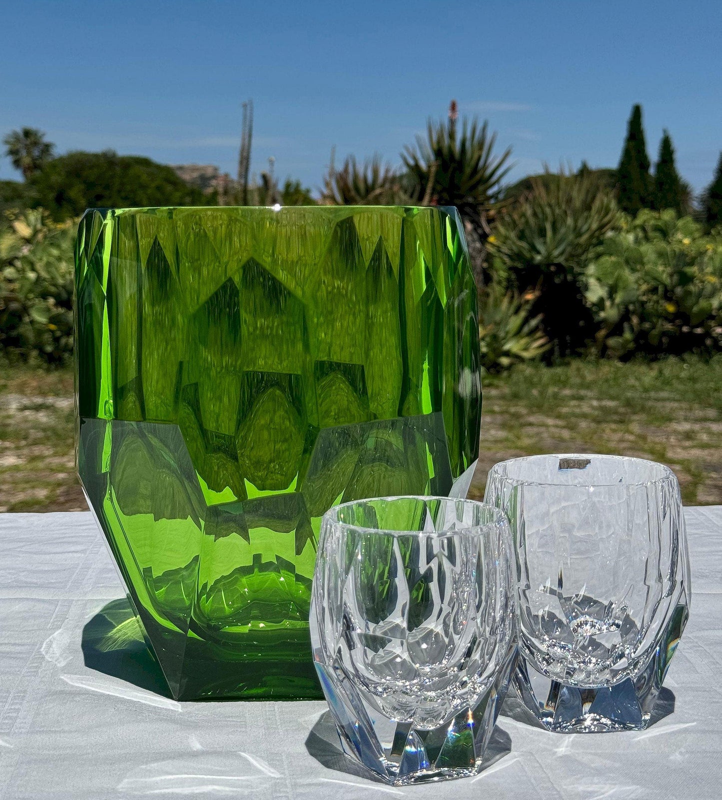Antartica color verde e bicchieri Milly e Super Milly trasparenti di Mario Luca Giusti, porta bottiglie o vaso in cristallo acrilico sfaccettato, elegante e resistente
