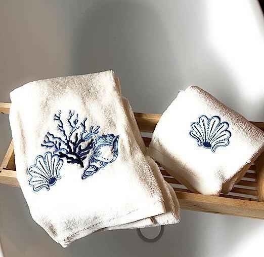 Set asciugamani artigianali con ricami di conchiglie e corallo blu su spugna bianca, Linea Conchiglie by Marika De Paola