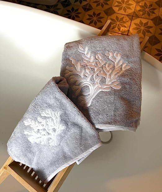 Set asciugamani grigio perla Linea Coralli con ricamo bianco in spugna