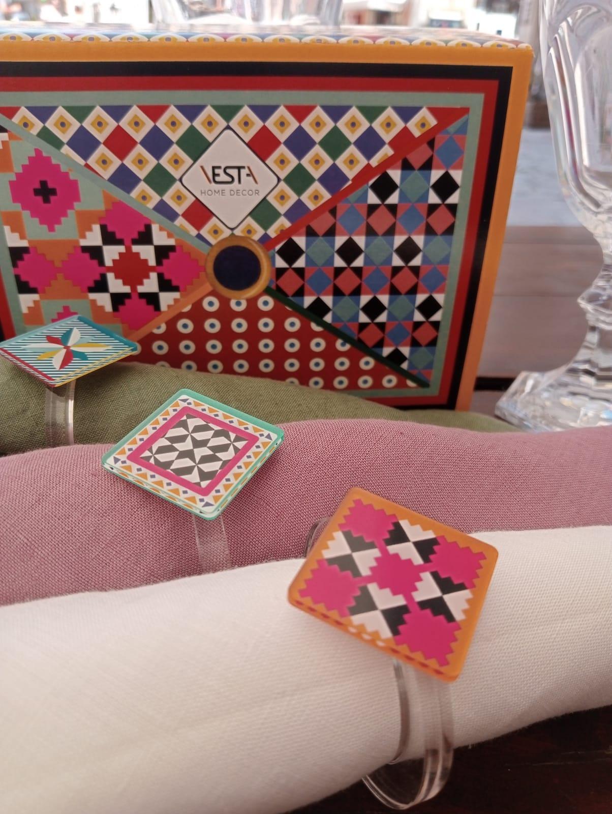 Ferma tovaglioli Vesta Home in acrilico modelli Ethnic e Foulard per tavole estive dal gusto mediterraneo con il loro packaging esclusivo