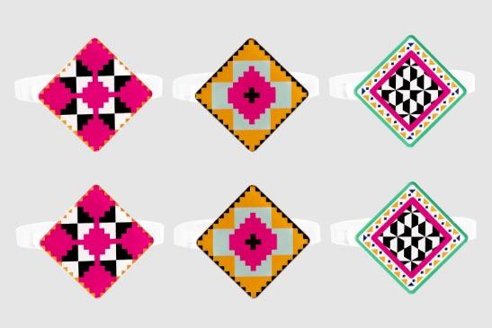 Set 6 ferma tovaglioli Vesta modello Ethnic in acrilico trasparente decorato a mano, con motivo geometrico tribale fucsia e arancio