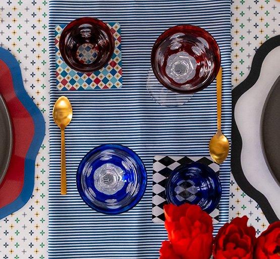 Sottobicchieri acrilici Vesta modello Ethnic, fatti a mano in Italia con design geometrico e colori vivaci con bicchieri e cucchiaini