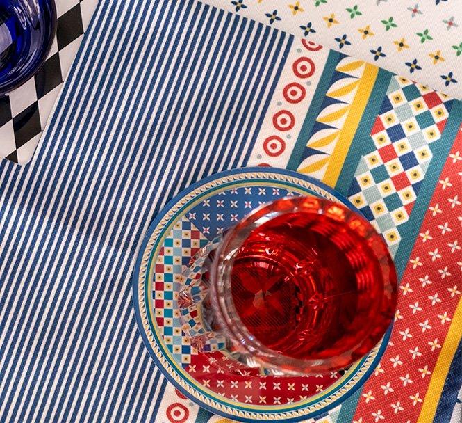 Sottobottiglia Vesta modello Foulard in acrilico con motivi patchwork colorati ispirati ai foulard vintage con bicchiere