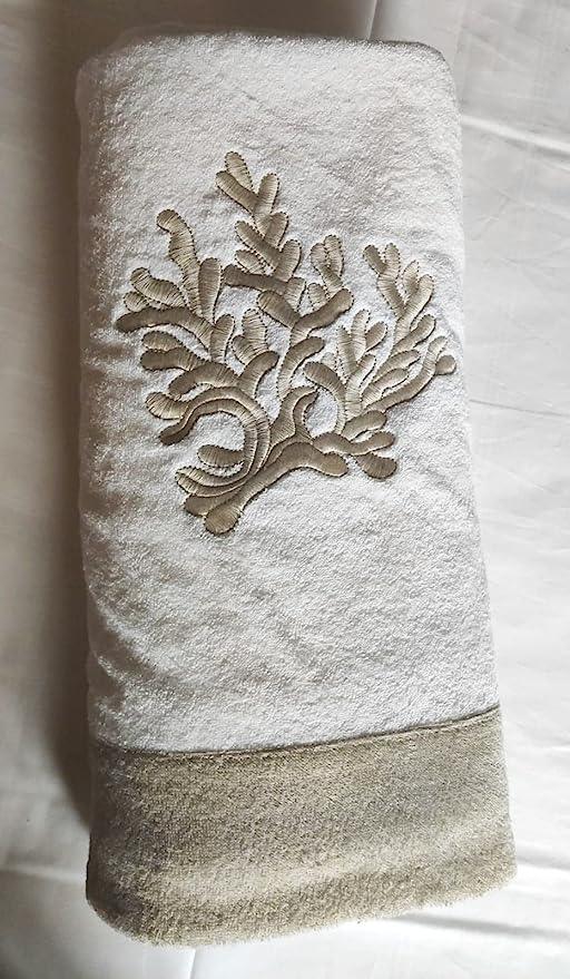Telo mare arrotolato bianco con bordo beige e ricamo corallo tono su tono