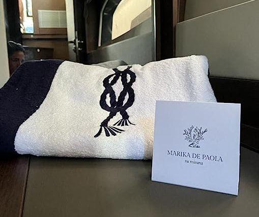telo mare bianco con bordo e ricamo nodo marino blu, artigianale e made in Italy – perfetto per yacht e spiagge eleganti