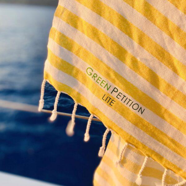 Dettaglio del telo mare giallo Green Petition su barca