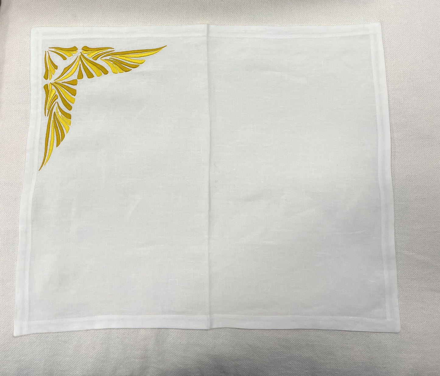 Placemat with matching napkin in LINEN White / Yellow Corners