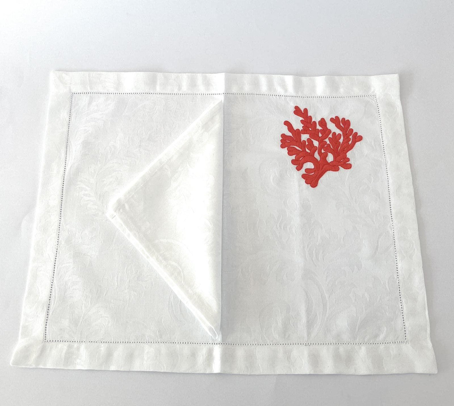 Set americano in cotone damascato con tovagliolo e corallo rosso ricamato