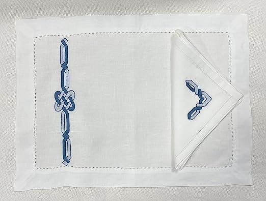 Tovaglietta e tovagliolo in lino bianco con nodo marinaro blu ricamato a mano, coordinati alla linea letto e bagno