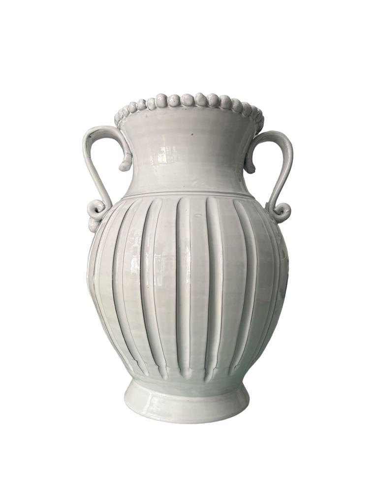 Vaso Perla in ceramica bianca Virginia Casa, con manici e bordo perlinato, lavorazione artigianale made in Italy