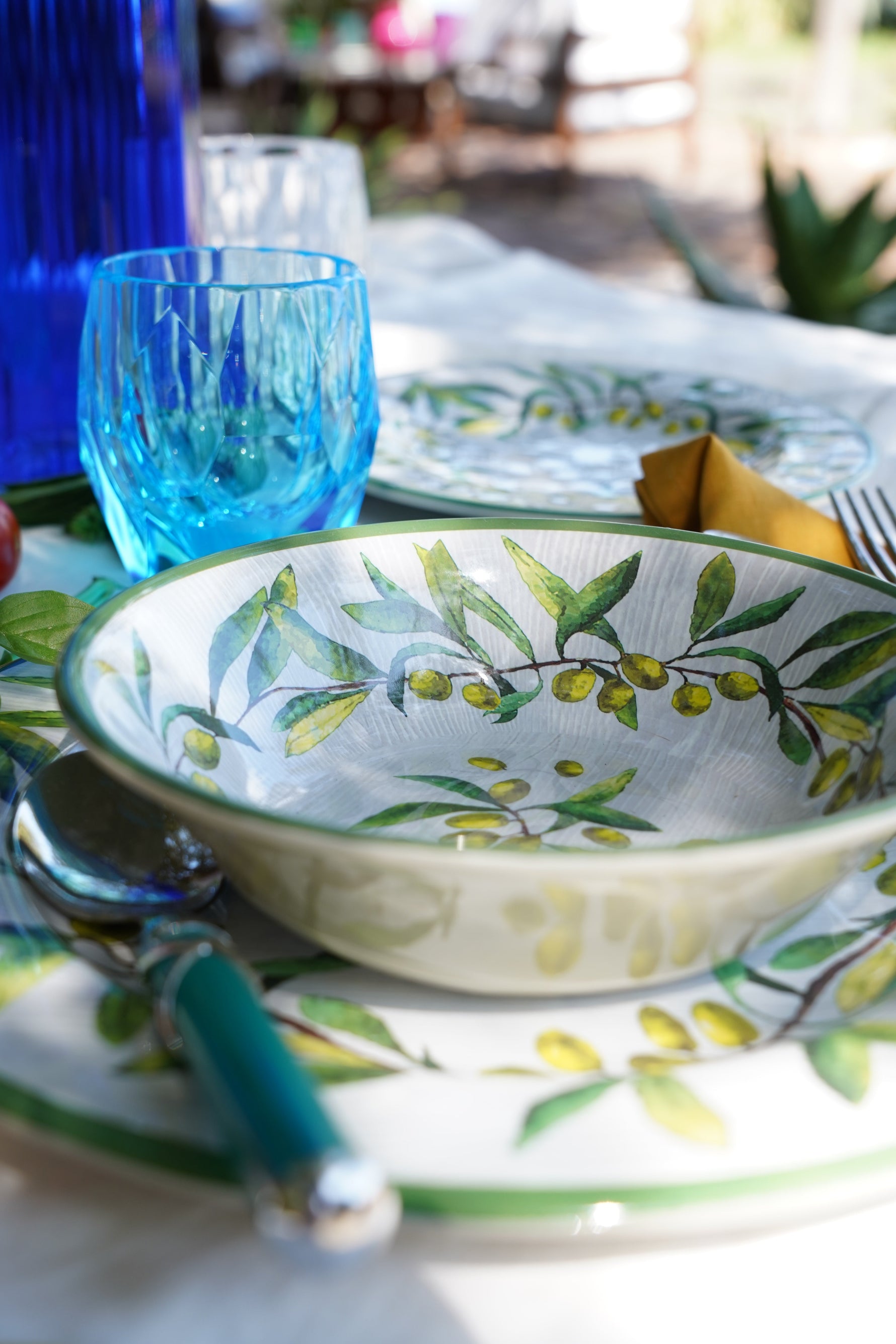 I segreti per una mise en place raffinata con piatti artigianali e bicchieri infrangibili