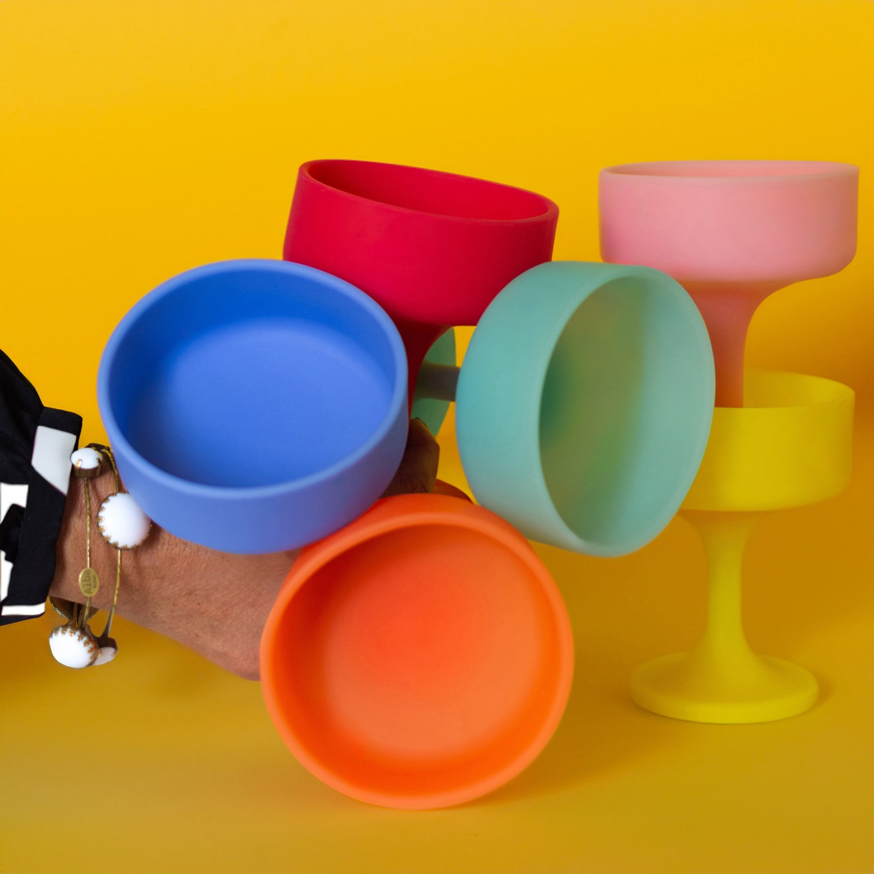 I segreti per una mise en place raffinata con piatti artigianali e bicchieri infrangibili