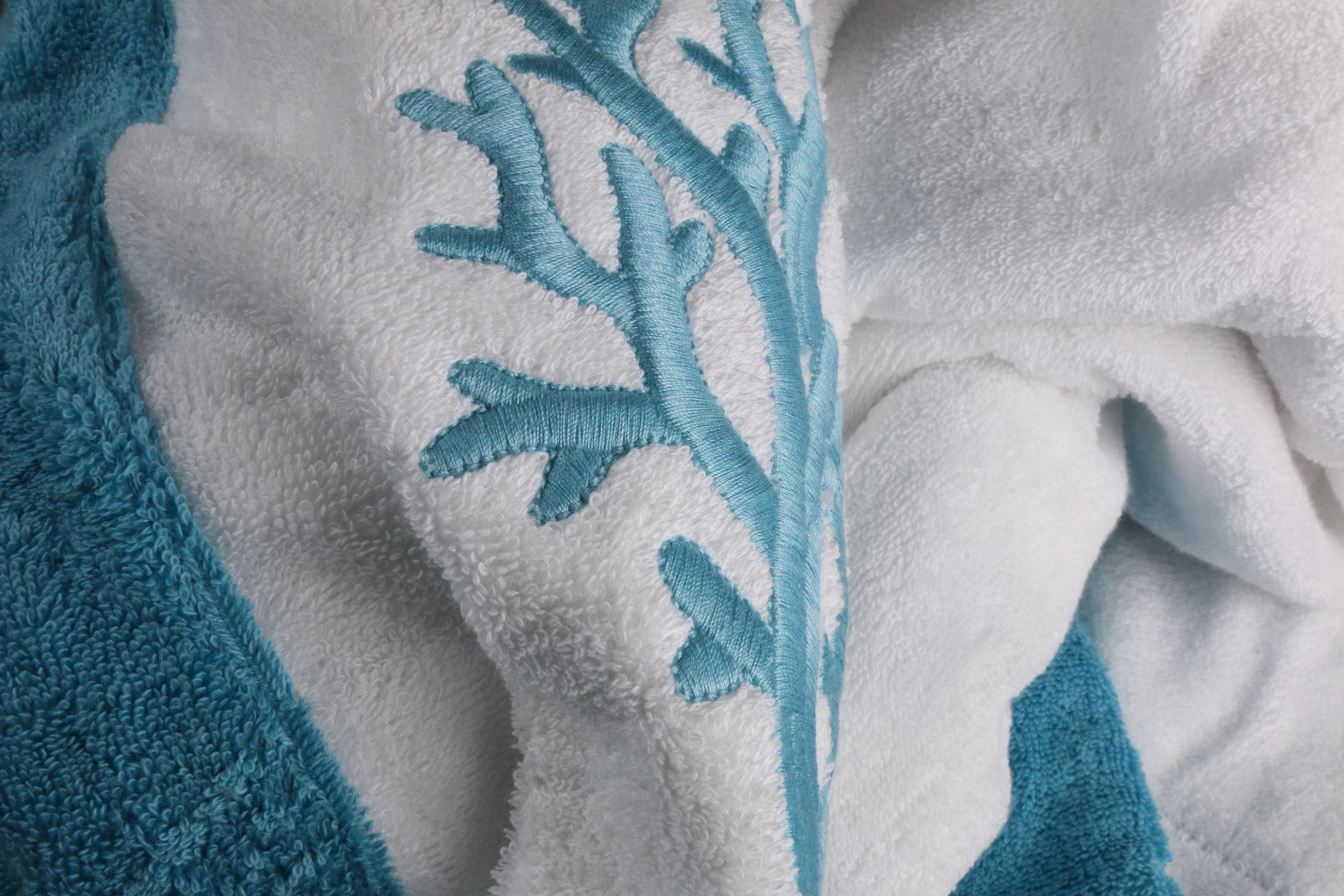 La differenza si sente al tatto: perché scegliere tessili artigianali per la tua casa