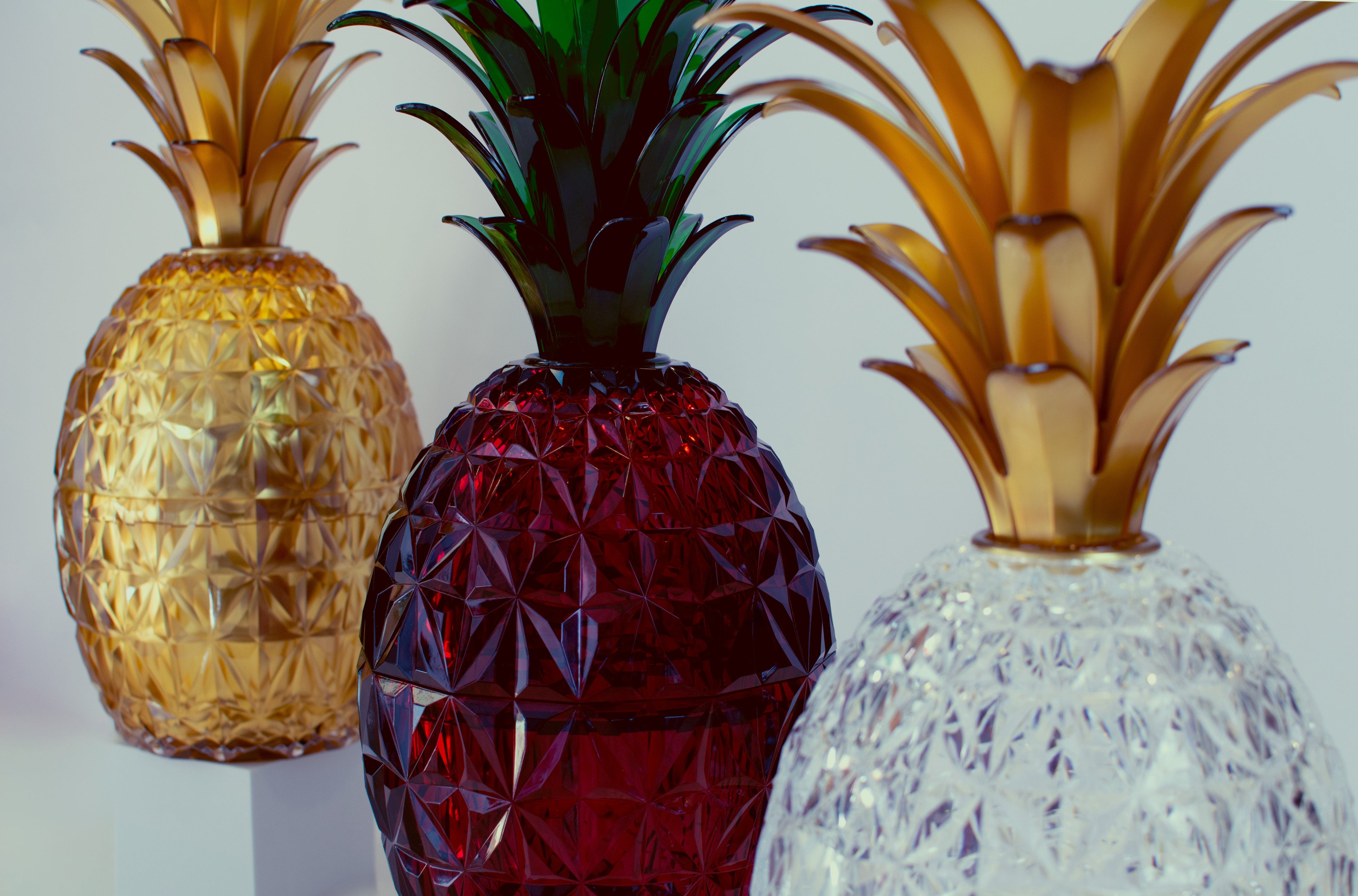 Porta posate decorativi a forma di ananas in cristallo sintetico colorato, collezione Melissa di Giusti. Complementi d’arredo luminosi e raffinati per la tavola e la casa.