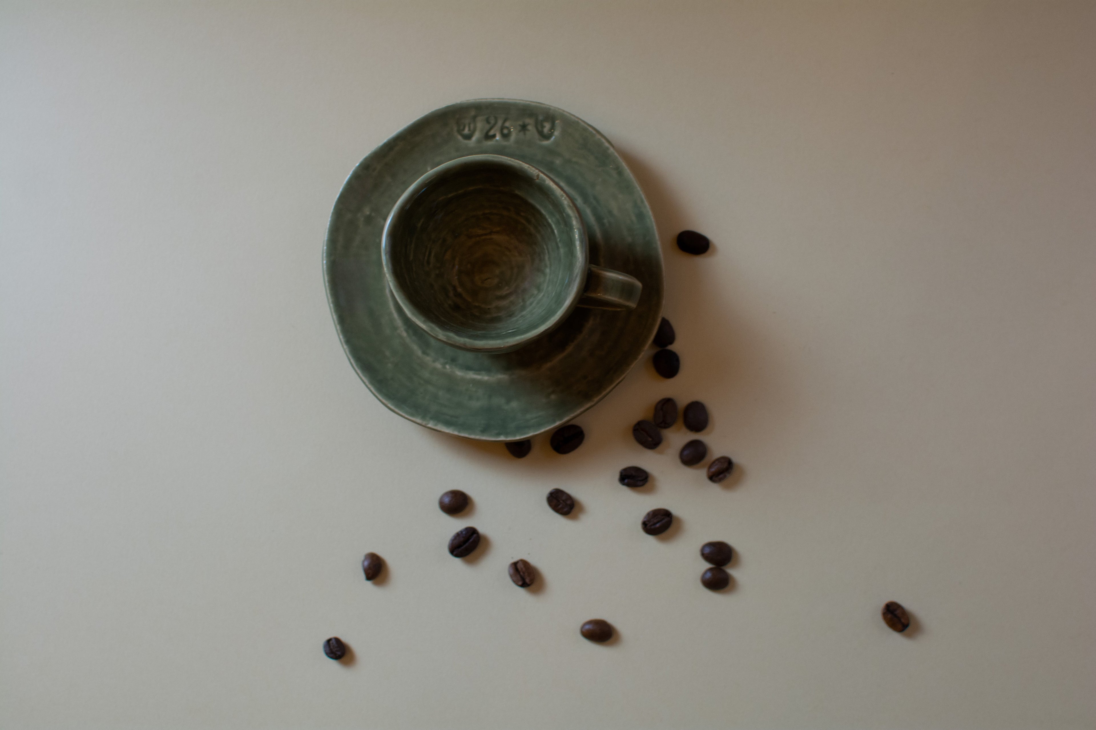 Tazzina da caffè in ceramica artigianale con chicchi di caffè – design rustico ed elegante