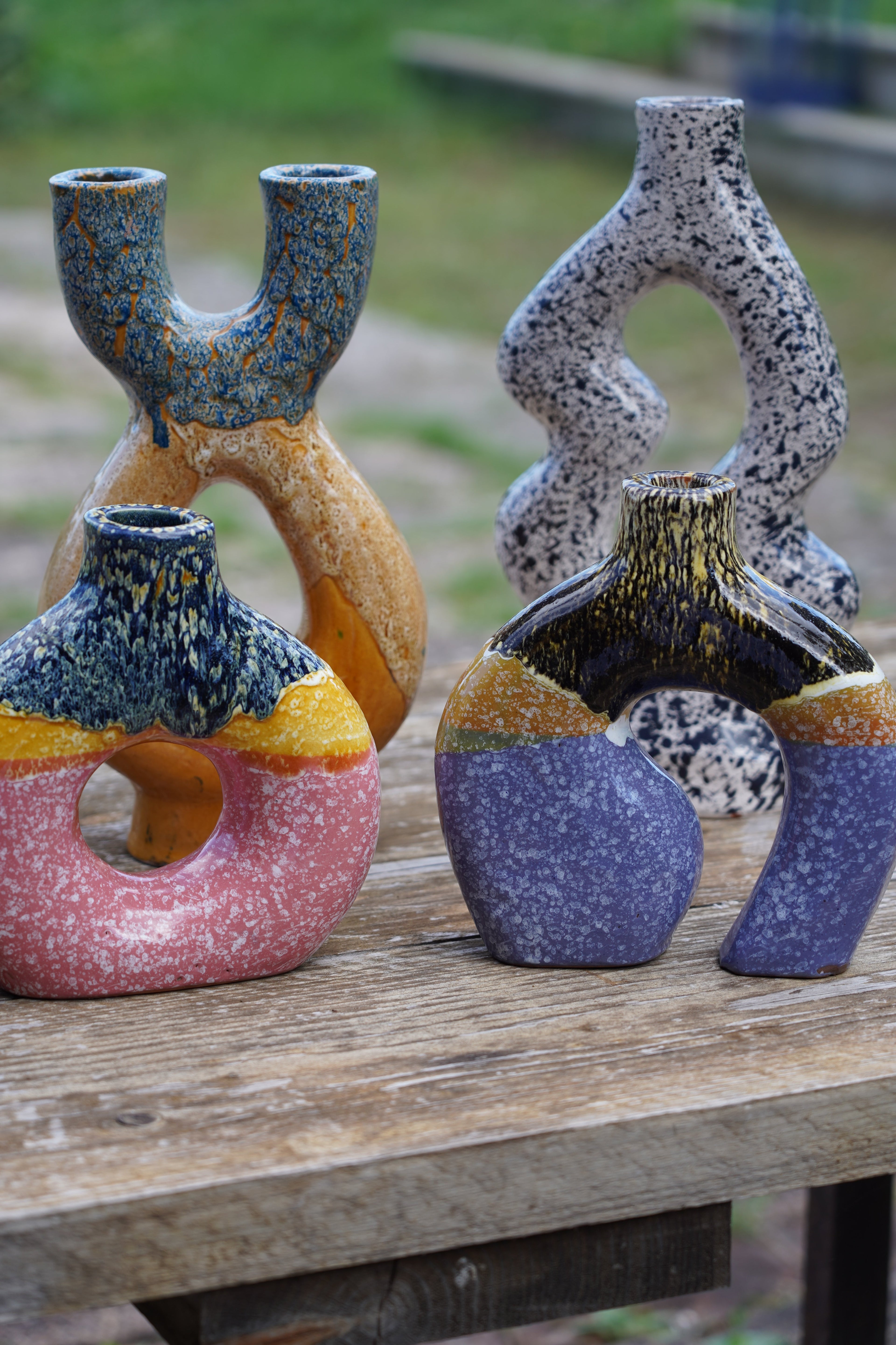 Vasi decorativi in plexiglass colorato con fiori stilizzati – design moderno e geometrico per arredare con vivacità