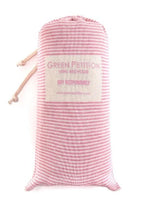 Telo piegato dentro la sua custodia rosa rigata modello CALM Green Petition