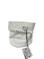 Cestino in lino bianco con bordo in pizzo, fatto a mano in Italia da Chez Moi - ideale per bagno o cucina shabby chic